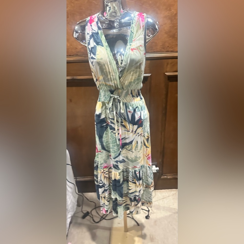 NWT SIZE M Chaundry Leafy Maxi Dress - Multicolor